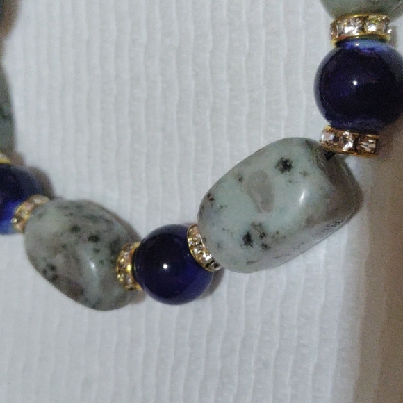 Handmade Kiwi Jasper and Blue glass bead unisex bracelet - Picture 3 of 3